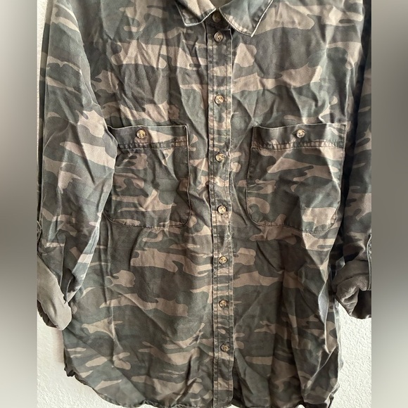 Social Standard by Sanctuary Ladies Tencel Boyfriend Shirt Camo M - Picture 6 of 12